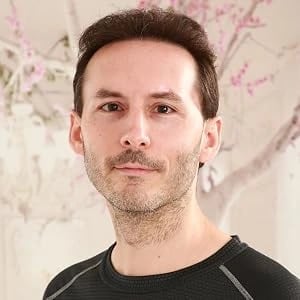 Portrait de face, en couleurs, de Max Thareau, l'auteur de la saga fantasy jeunesse "La Guerre du Conte".