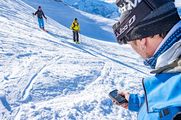 skieur lors d'une recherche DVA