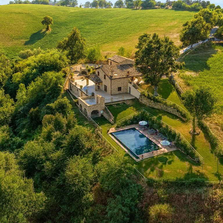 vista villa con piscina tra colline Marche