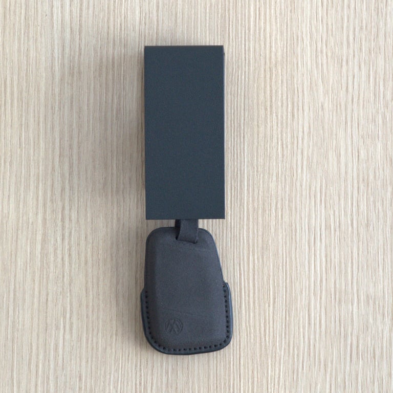 Juodas metalinis rankšluosčio kabliukas