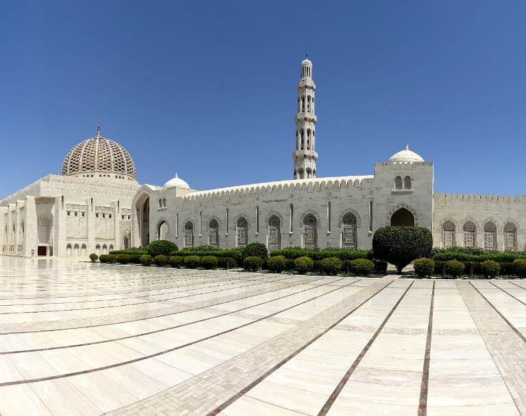 visit sultan qaboos grand mosque