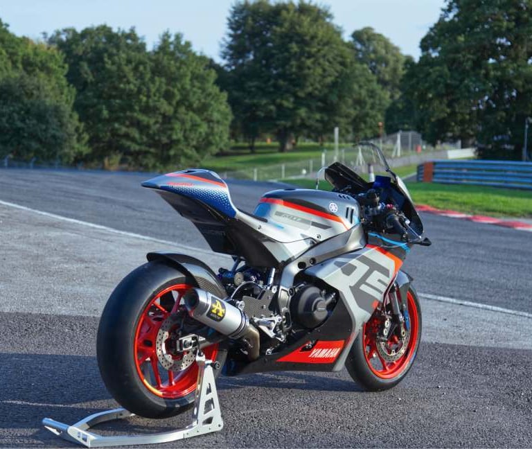 Yamaha R9 rear right angle view