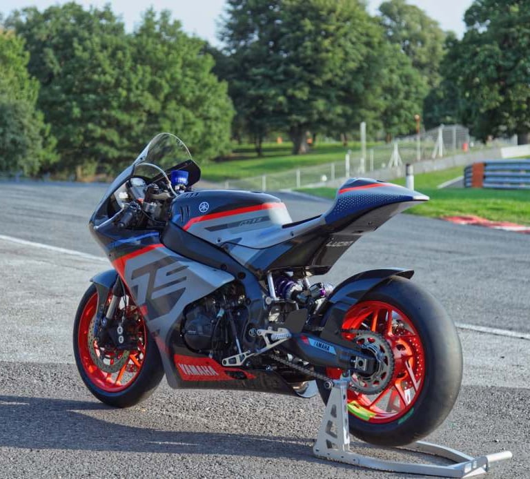 Yamaha R9 rear left view