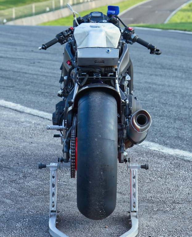 Yamaha R9 back without bodywork