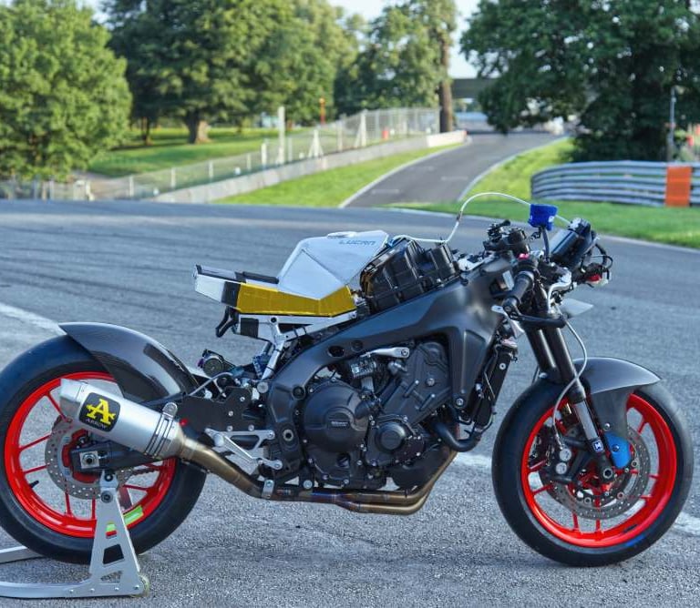 Yamaha R9 right side without bodywork