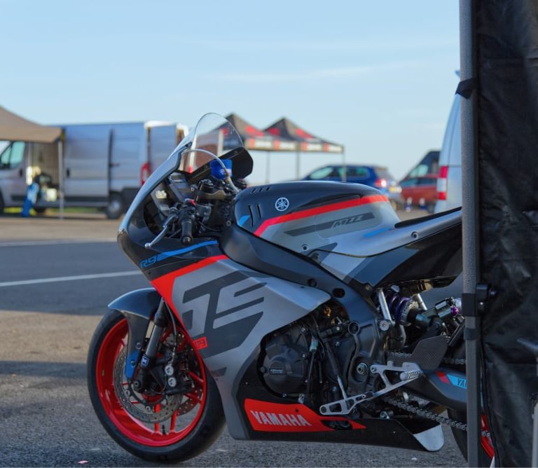 Yamaha R9 paddock