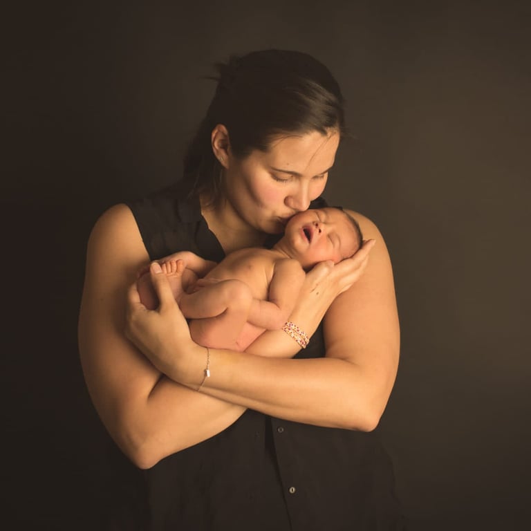 une mère tenant son bébé avec émotion