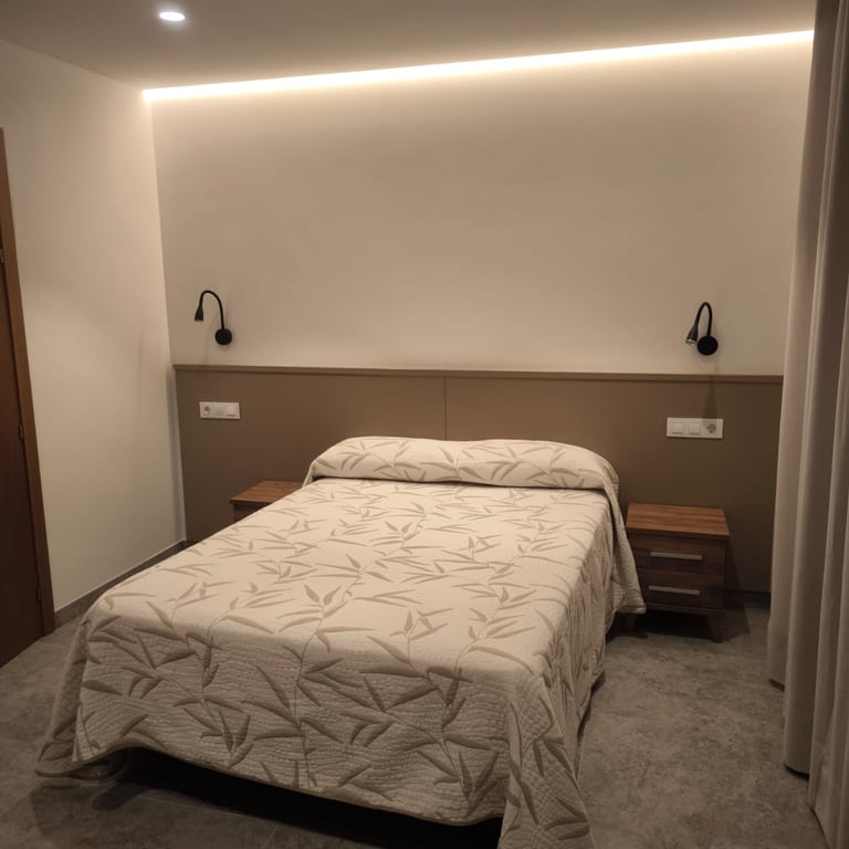 Confortable habitación doble con una cama, baño y tv led