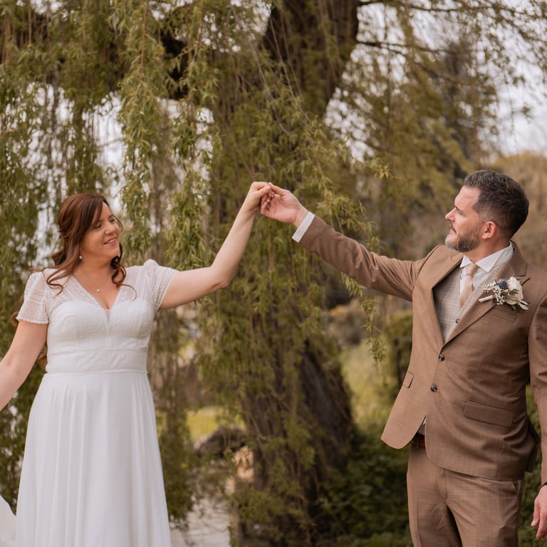 photographie d'un couple de mariés sur un ponton