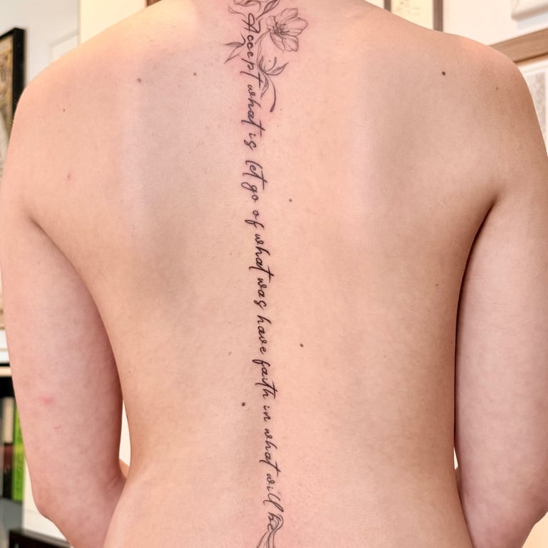 Wirbelsäulentätowierung Ideen, fine line tattoo St.gallen