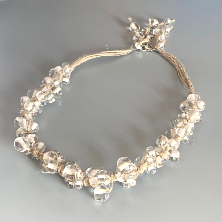 Jolie combinaison naturelle pour un collier d'exception célébrant la pureté. 102 perles de cristal