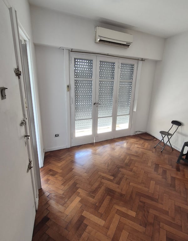 Living comedor en estado original antes de la remodelación del departamento de 52 m² en Capital Federal