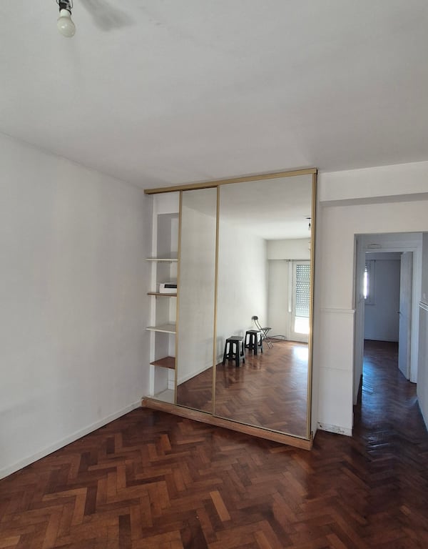 Living comedor en estado original antes de la remodelación del departamento de 52 m² en Capital Federal