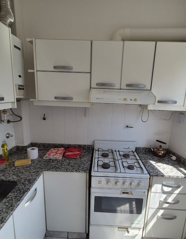 Cocina antigua en estado original del departamento de 52 m² en Buenos Aires antes de la remodelación integral