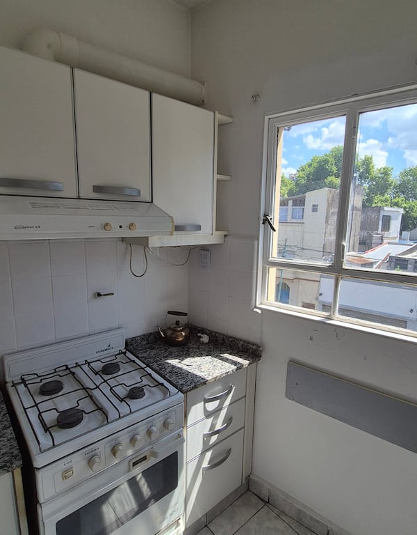 Cocina antigua en estado original del departamento de 52 m² en Buenos Aires antes de la remodelación integral