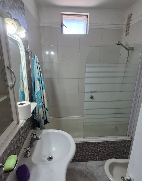 Baño principal antiguo antes de la reforma integral - Departamento de 52 m² en CABA