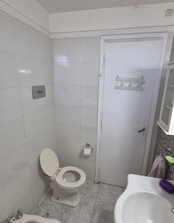 Baño principal antiguo antes de la reforma integral - Departamento de 52 m² en CABA