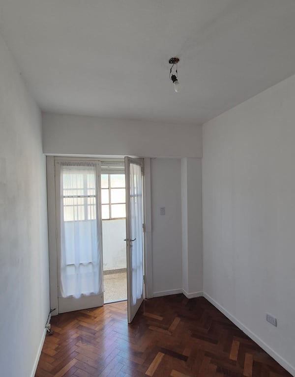 Dormitorio secundario en estado original antes de la remodelación integral del departamento de 52 m² en Buenos Aires CABA