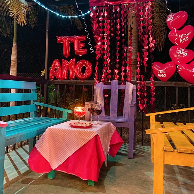 mesa decorada para coasiones especiales en el restaurante del Hotel Palmas de Santa Helena Quimbaya 