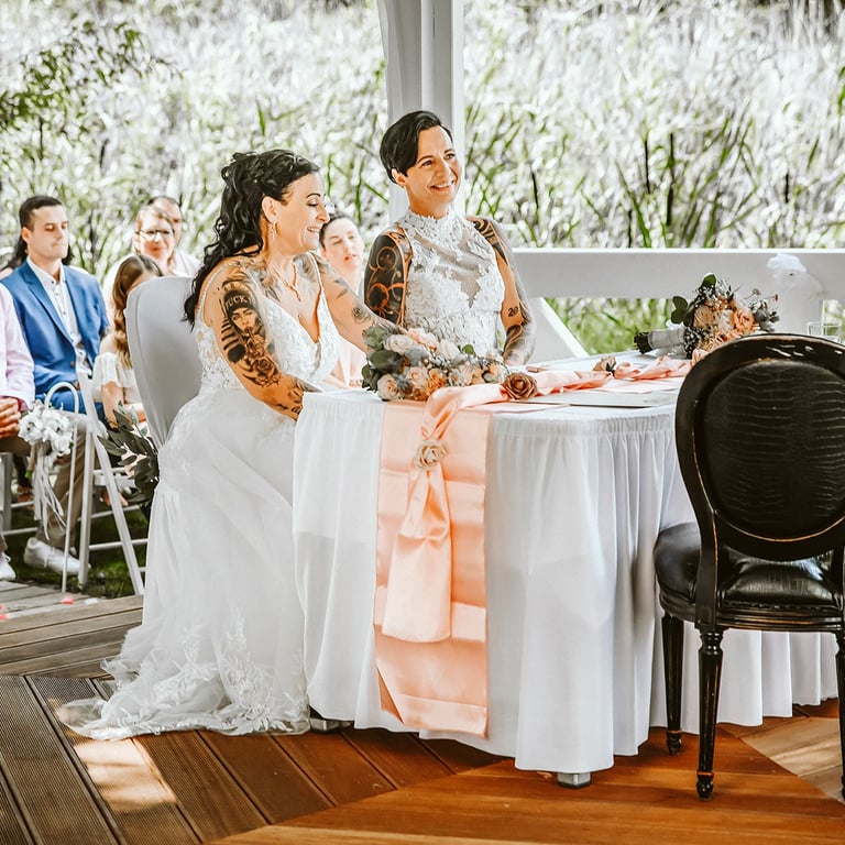 Freie Trauung in der Seelounge Kremmen mit Brautpaar am Hochzeitstisch