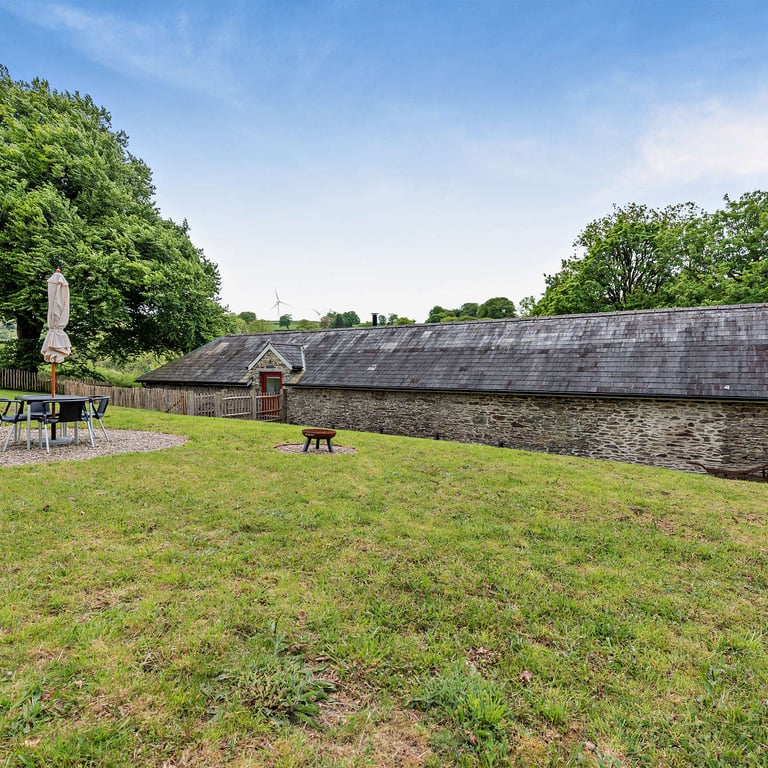 The fully enclosed and dog friendly garden is perfect for relaxing breaks for couples or families.