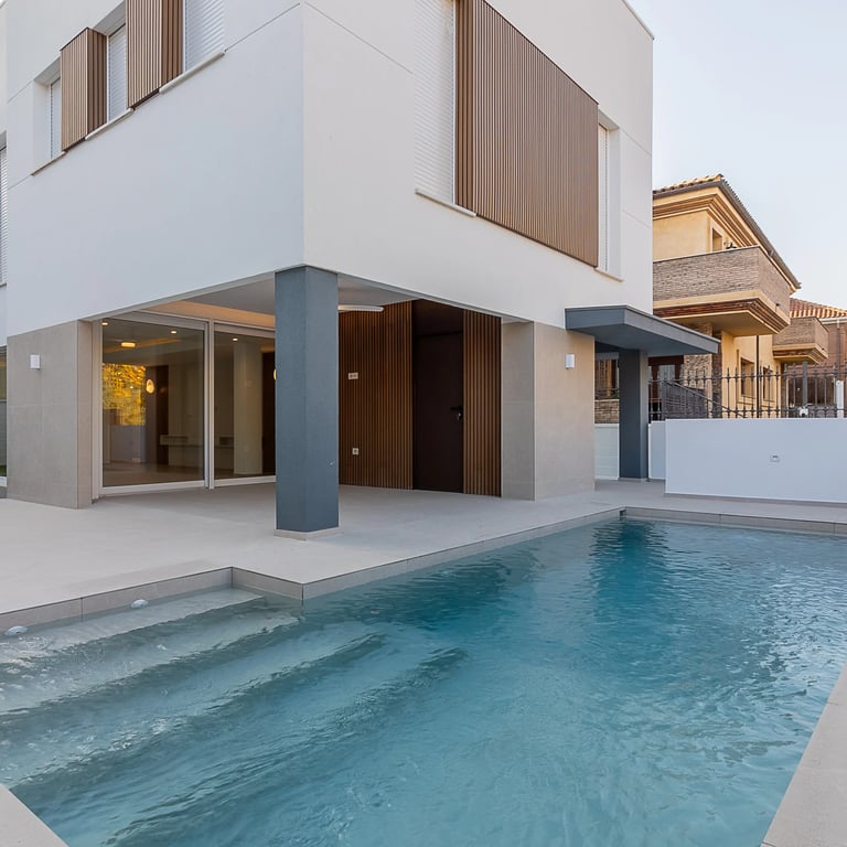 Patio con piscina vivienda Propeis