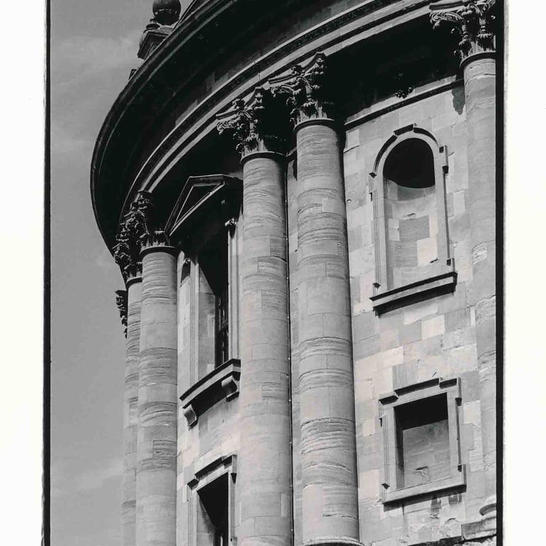 A black and white picture of an architecture in Oxford, UK. Author: Slawek Dejneka
