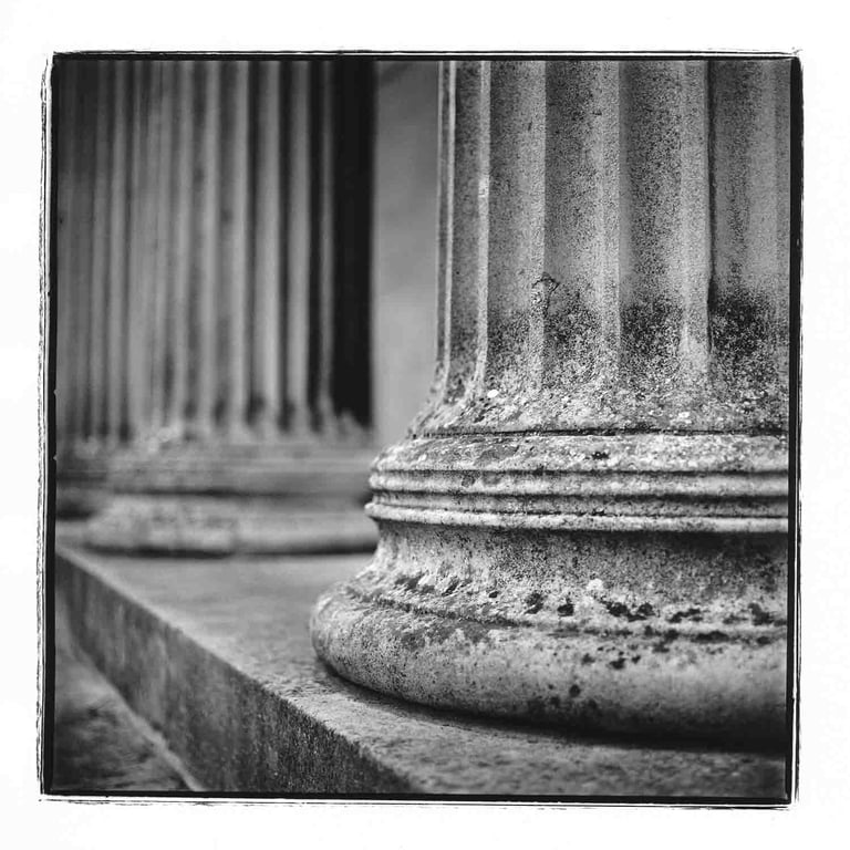 A black and white picture of an architecture in Cambridge, UK. Author: Slawek Dejneka
