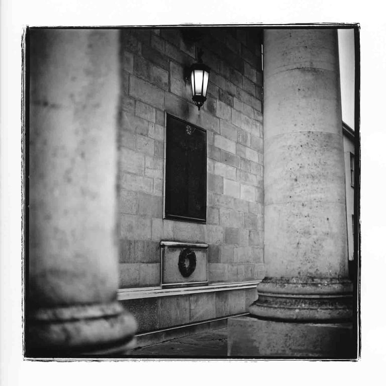 A black and white picture of an architecture in Cambridge, UK. Author: Slawek Dejneka