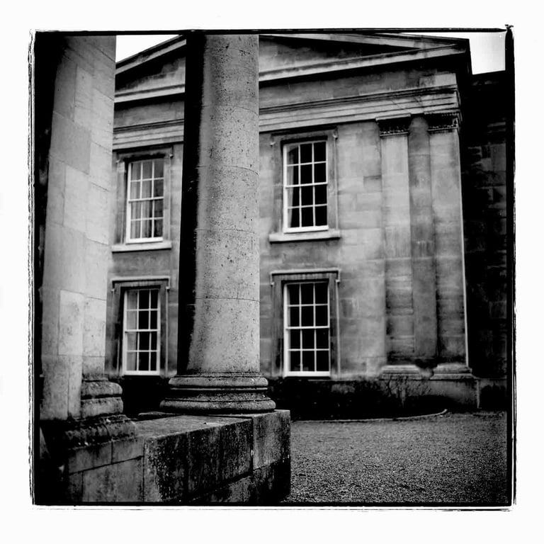 A black and white picture of an architecture in Cambridge, UK. Author: Slawek Dejneka