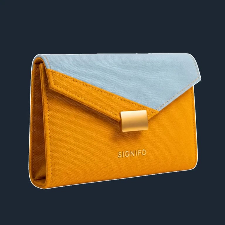 Dompet "Solstice Fold" Signifo kanvas Marigold Yellow dengan aksen biru dan strap lipat.