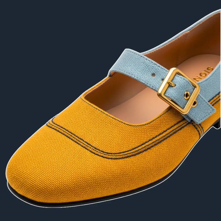 Sepatu Mary Jane "Solstice" Signifo kanvas Marigold Yellow dengan strap biru.