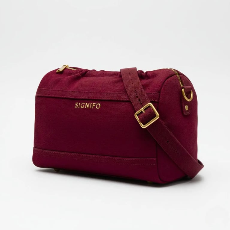 Tas selempang "Royal Journey" Signifo merah marun dengan strap dan ritsleting emas.