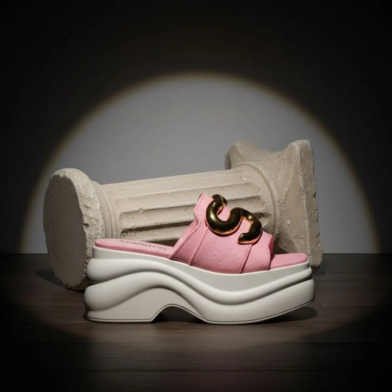 Sepatu sandal platform "Sogno Scultoreo" Signifo kanvas pink dengan aksen emas.