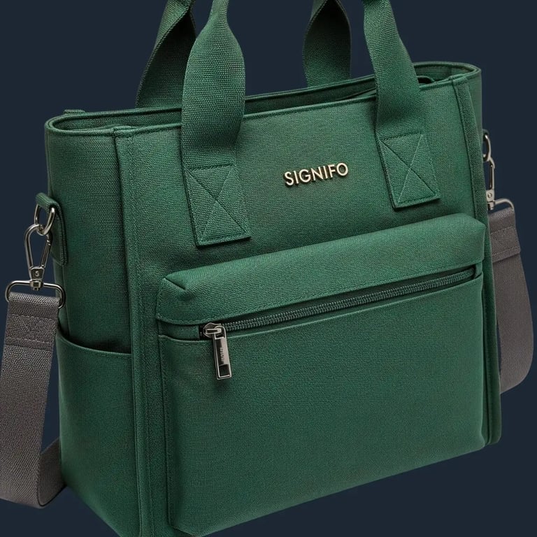 Tas kanvas SIGNIFO hijau dari perspektif tiga perempat dengan latar belakang gelap.