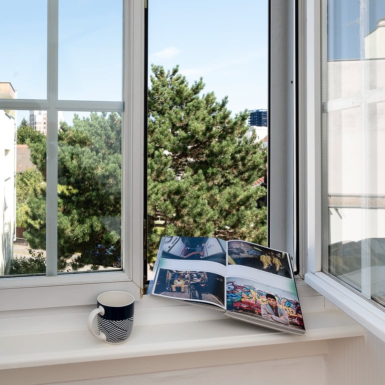 mise en lumière d'un petit coin chaleureux pour se détende en regardant la vue
