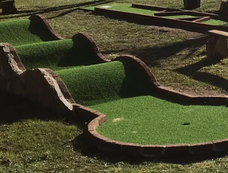 Ty Bayon - Activités pour vos P'tits Loups - Minigolf Bar et Loisirs