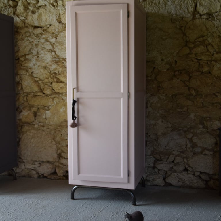 armoire d'école vintage rose poudre chambre d'enfant