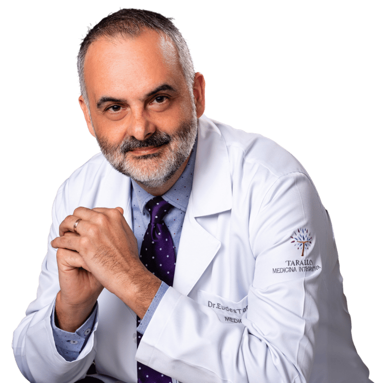 Foto do Dr. Eudes Tarallo sentado com as mãos unidas