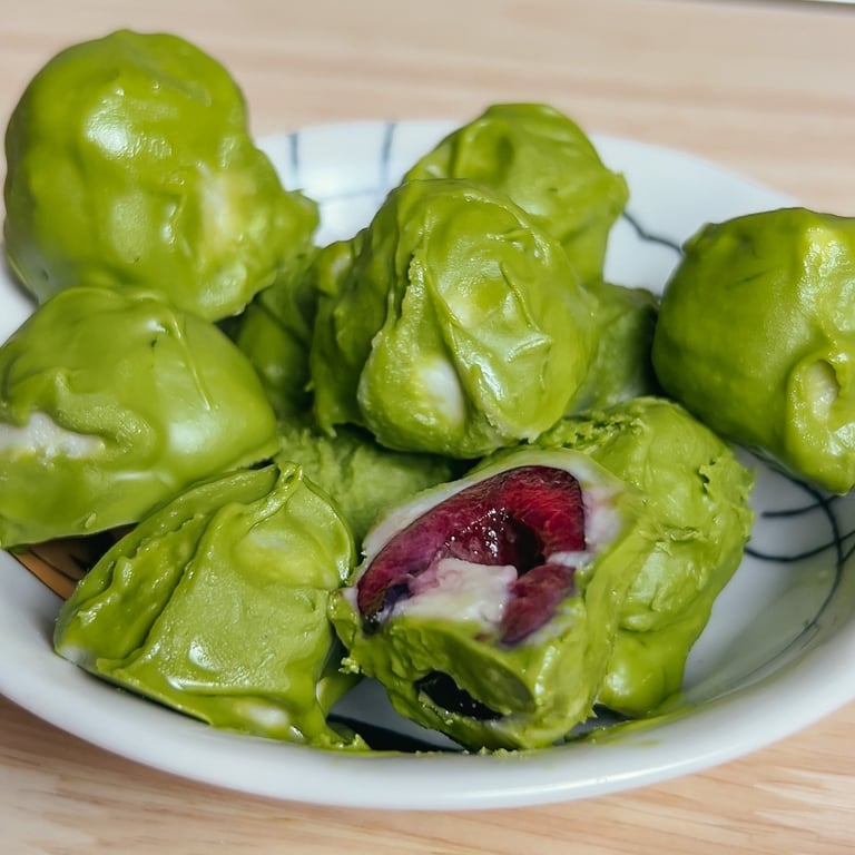 Dolcetti al matcha, cioccolato bianco e ciliegie | © Cookingwiththehamster