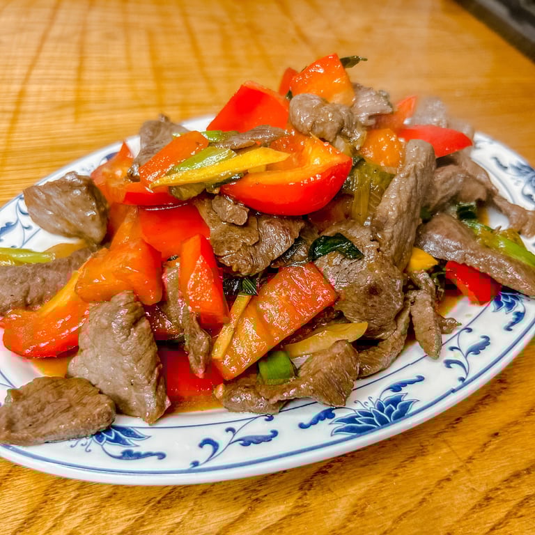 Manzo con peperoni e cipollotto | © Cookingwiththehamster
