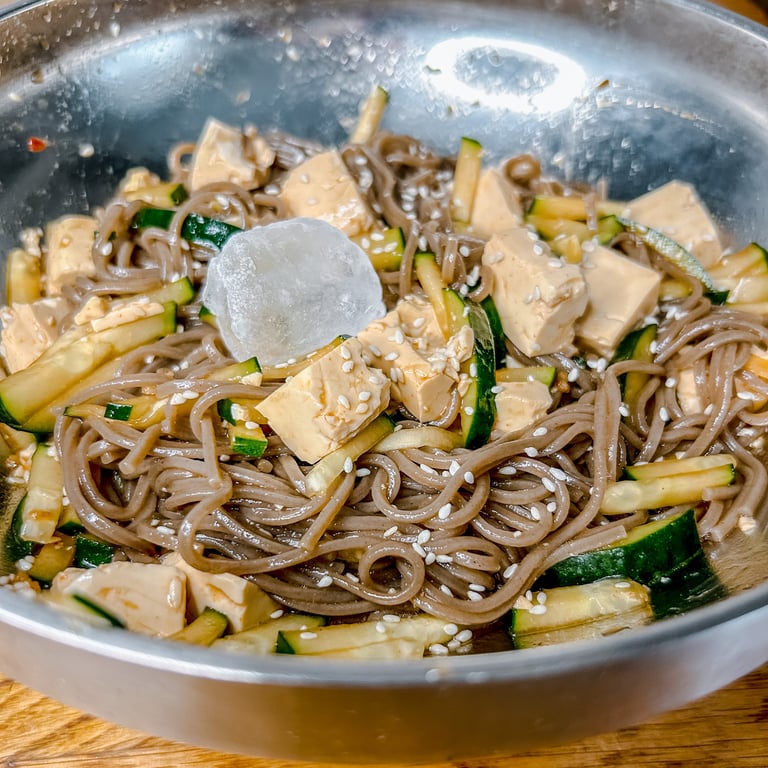 Noodles coreani di grano saraceno freddi con tofu e cetriolo | © Cookingwiththehamster
