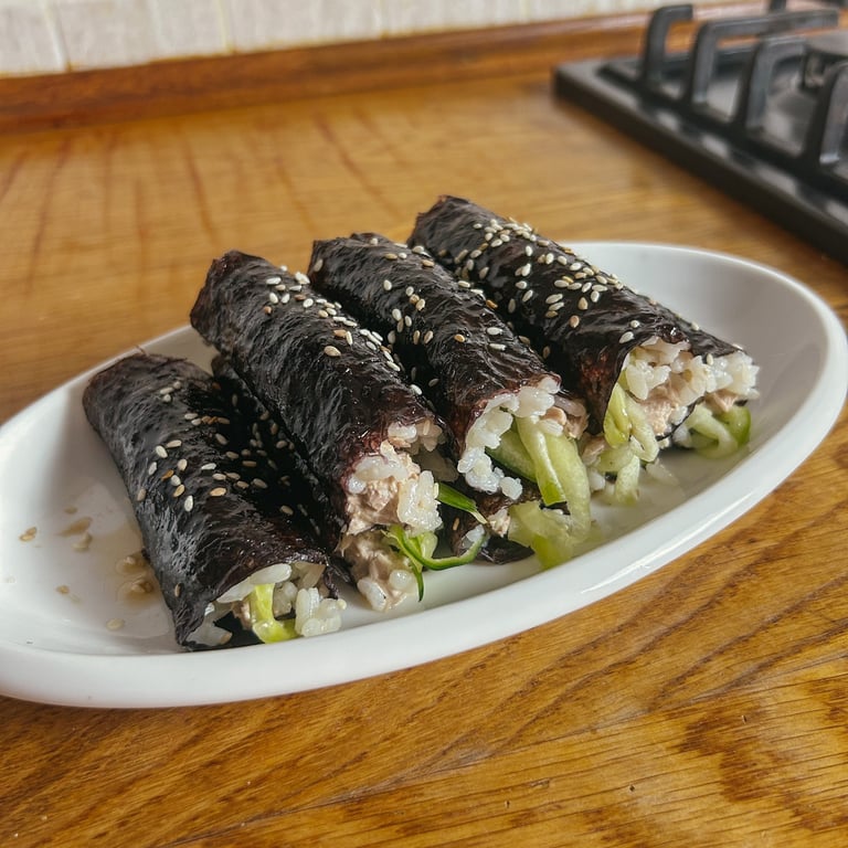 Mini kimbap con cetriolo, tonno e maionese | © Cookingwiththehamster
