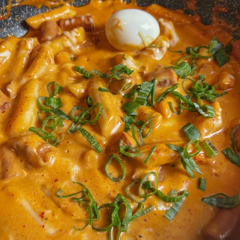 Rose tteokbokki | © Cookingwiththehamster