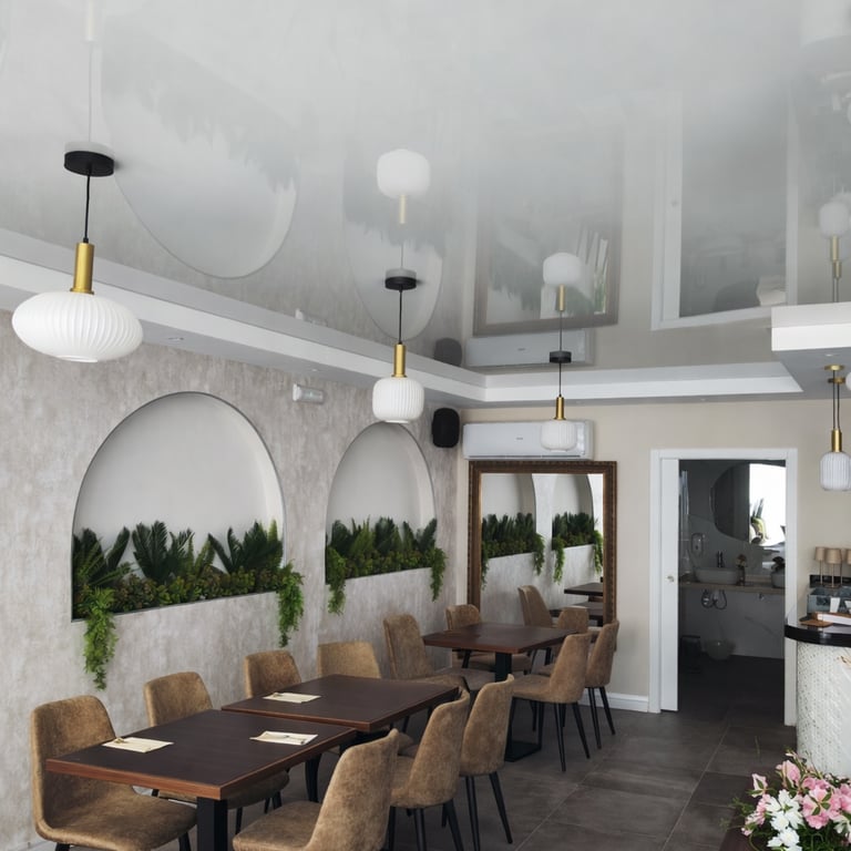 Diseño de techo tensado blanco con iluminación LED RGBW en restaurante moderno en Gandía