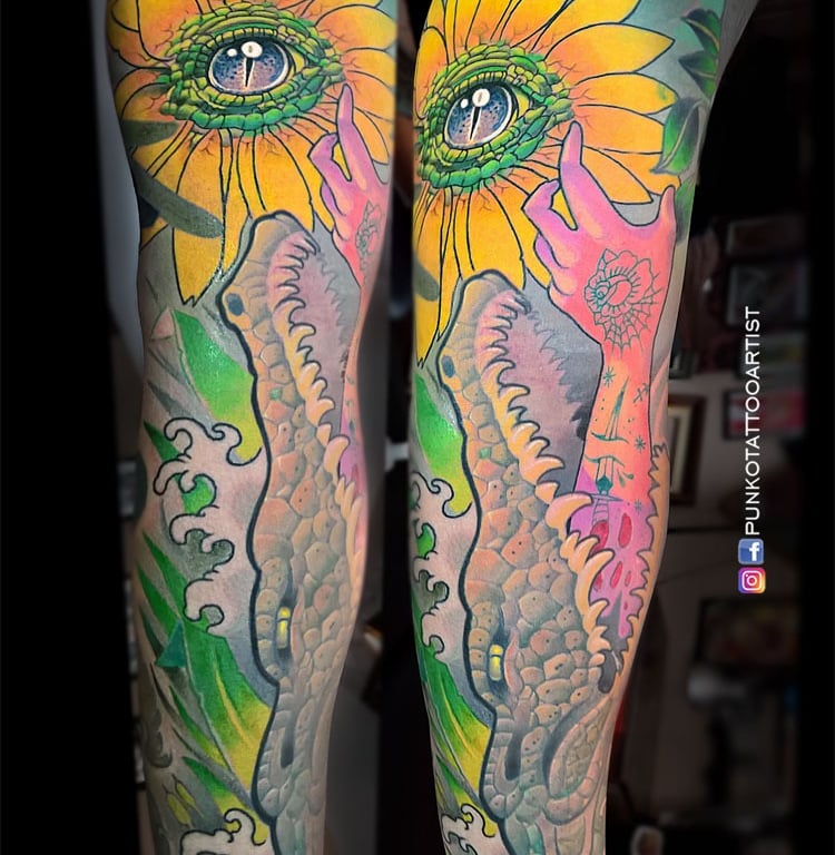 tatuaje cocodrilo, ojo, mano, girasol neotradicional
