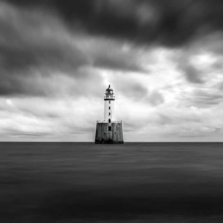Photo en pose longue et en noir et blanc sur la phare de Rattray en Ecosse