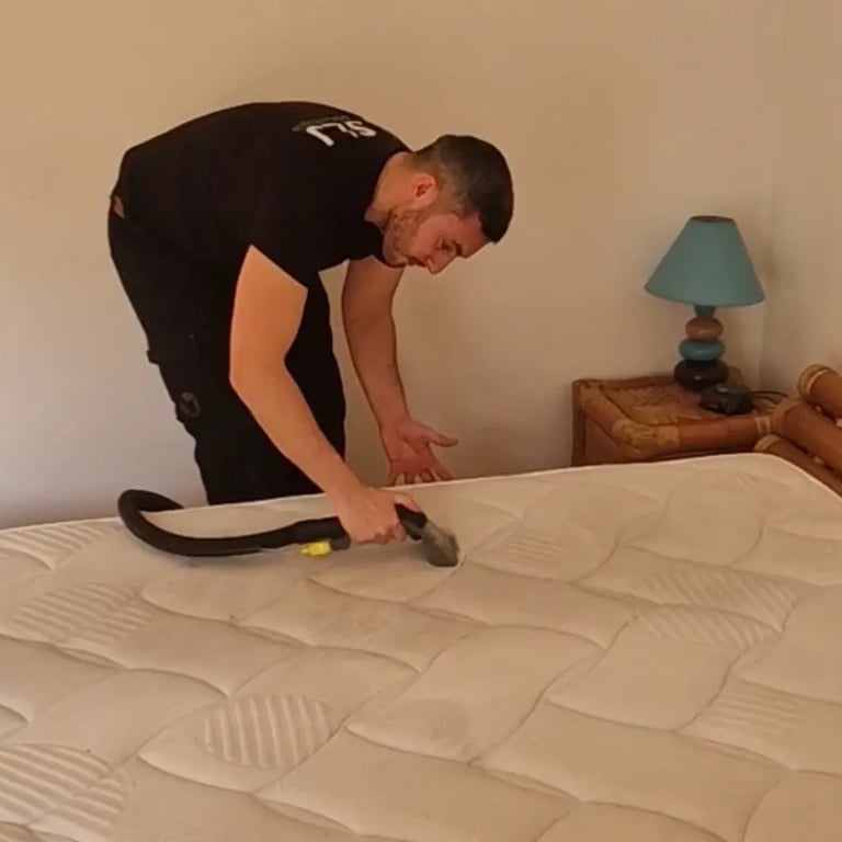 Professionnel entrain de nettoyer un matelas à Grenoble