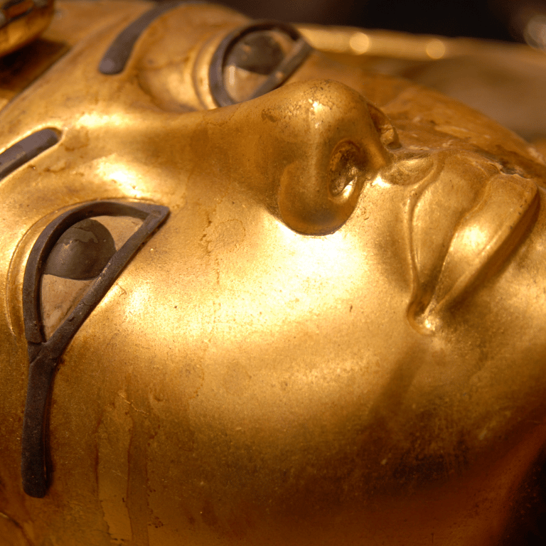 La Máscara funeraria de Tutankamón, también conocida como la Máscara de oro de Tutankamón, fue elaborada por los 