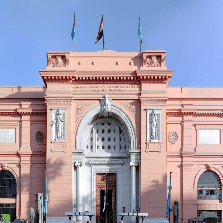 La fachada del Gran Museo Egipcio en El Cairo es un testimonio impresionante de la rica historia y la arquitectura moderna. 